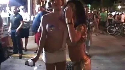Après le bain dans la piscine, trois un bon film pornographique poussins ont du sexe