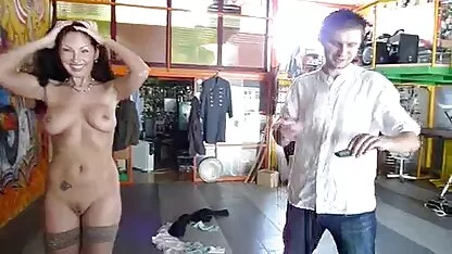 Sadique cloué maîtresse fleurs avec un meilleur porno 3d arc pistolet dans le cul