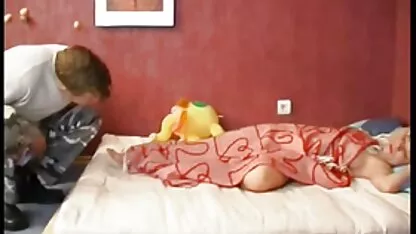 18 ans fille russe meilleur vidéo xxx Zina a donné l'homme dans la chambre à coucher