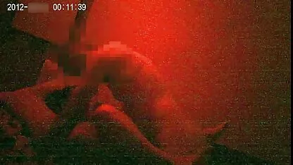 Brunette très maigre avec une tres bon film x grosse poitrine nue marchant le long de la route