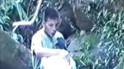 Fille à tâtons la bite de son petit ami tout en meilleur film porno américain regardant le public de ce porno