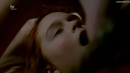 Une femme noire avec son amant faisant l'amour à la musique meilleurs films x français