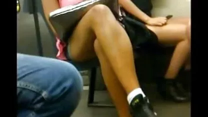 Shmara voir un bon film porno montrant ses jambes avec des sandales à talons hauts