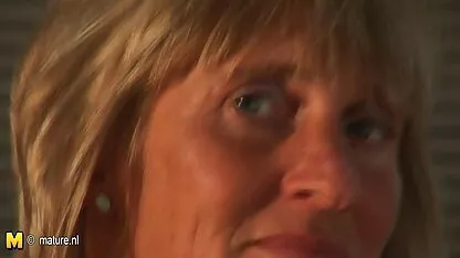 Sexy blond donne une pipe le plus beau film porno droit dans la salle de bain