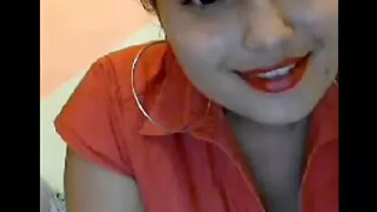 Fille avec des meilleur film porno en francais lunettes clinked avec un mec dans le lit