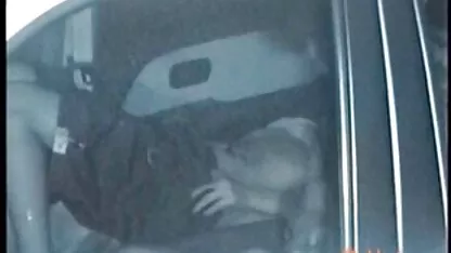 Chaude brune sucer la bite à travers un trou dans le mur voir un bon film porno