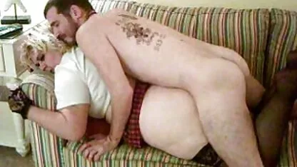 Une belle brune avec les grands films porno des seins collant Doigté vagin à l'extérieur