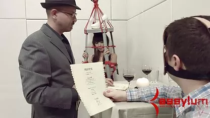 Le les plus grands films porno mari ferme les yeux de sa femme et la baise dans la cuisine