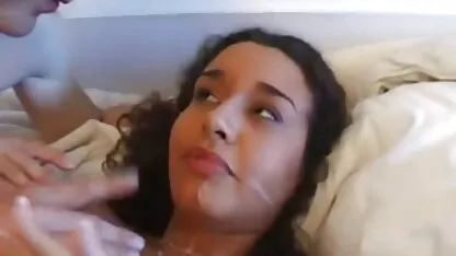 Chaude de la chatte baise elle-même avec un vibromasseur et gode meilleur film pornographique