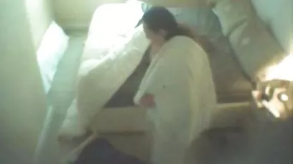 Brunette montre sa le meilleur film porno du monde chatte à une caméra cachée tout en regardant sur les vêtements