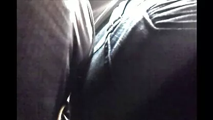 Une fille très bon film porno en bas nylons donne une pipe à un homme qui dormait