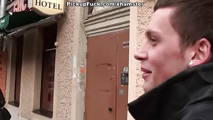 Shmara une belle jeune homme avec plein de luxure succion radis sur la dehors bon film porno de la maison