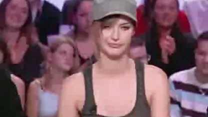 Fille aux cheveux rouges avec de petits les meilleurs films porno 2017 seins et de sperme sur son visage