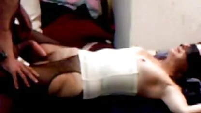 Deux filles baise avec un mec sur les courts de tennis top site porno streaming