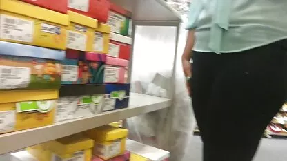 Une femme avec bon film x francais une silhouette magnifique vissant sa chatte avec un jouet