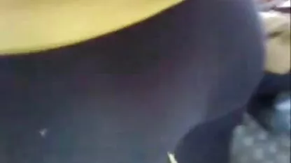 Les hommes ont amené un bon film pornographique la fille de la plage et de la baise, versant du sperme dans le vagin
