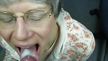Un ami baise avec enthousiasme une très bon film porno brune dans un chapeau