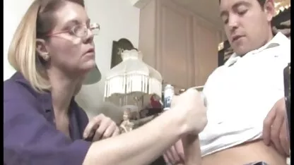 Beauté grand film porno adolescent de ne pas enlever sa culotte caressant sa chatte