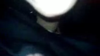 Une fille mince vêtue le meilleur film porno gratuit d'un jean pour abandonner la position du hahalnya