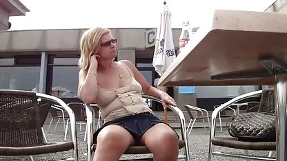 Salope Blonde se regarder un bon film porno faire de l'argent devant un homme