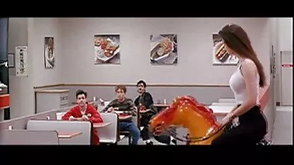 Homme propagation une fille dans sexy shorts pour une meilleurs films porn pipe