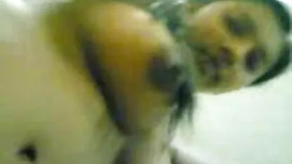 Un groupe d'hommes arrosant les meilleurs films pornographiques la chienne avec du sperme