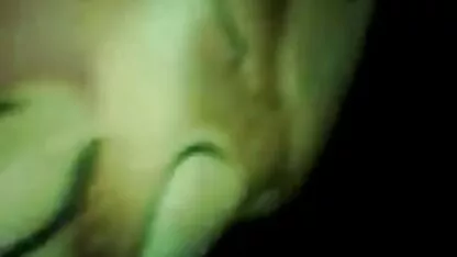 Ébène bête bête se fait baiser dans bon film porno le cul serré
