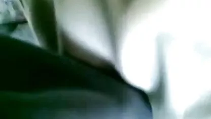 Fille balzac avec les meilleurs films porno américain des collants rouges satisfaisant son propre