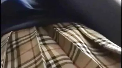 La brune la meilleure actrice de porno gracieusement sans pantalon montrant des seins nus