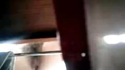 Davalka avec des lunettes se masturbe devant un homme grands films porno et l'allumer