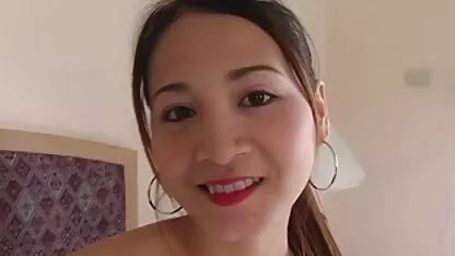 Un bon film pornographique homme a mis un doigt dans le cul fille et baise