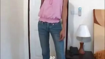 Sexy fille avec dreadlocks et résille bas apporte elle-même à l'orgasme avec un gros cul godemiché bon film x francais