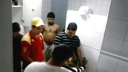 Falaise blonde avec un mec dans liste meilleur film porno diverses poses