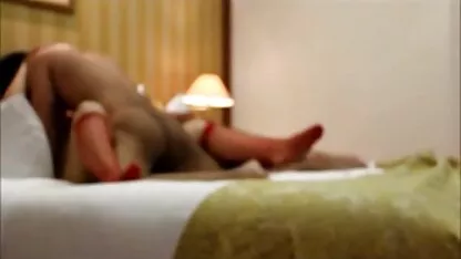Les mamelons sont fragiles sur meilleur pornographe l'écran devant la caméra et montre le couvercle