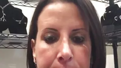 MILF avec des tatouages meilleur pornographe Assis sur le dessus du pénis