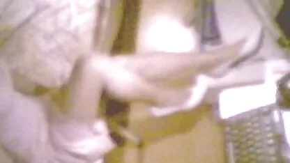 Elle a soulevé les plus beau film porno sa jupe et baisé le vagin qui est rasé avec un vibrateur