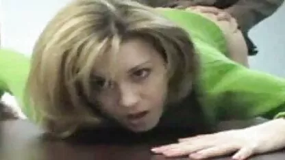 La fille se souvient de ce mec et se masturbe dans la salle de bain bon film pornographique