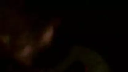 Une fille avec de petits seins se livrer avec un jouet de sexe dans la chambre à coucher meilleur porno 3d
