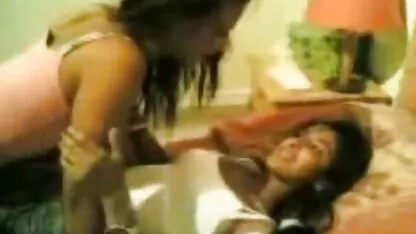 La brune a déchiré pantronose kapron dans le vagin et l'a montré à meilleur film x francais tout le monde