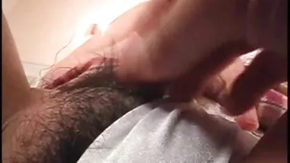La belle va à la page, où meilleur porno du monde elle décroche son short et se masturbe.