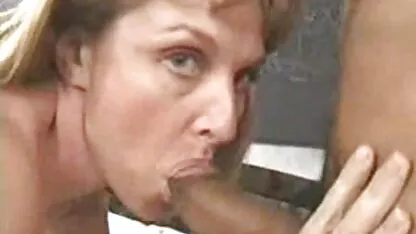 Vierge posant les meilleurs films porno 2017 nue devant la fontaine