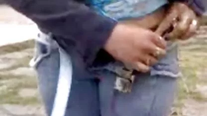 Brune et blonde assise sur la bite et le bon site de porno visage de l'homme