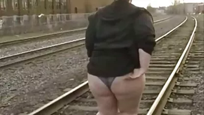 Les femmes asiatiques le plus grand film porno qui sont passionnés par les queues de cheval ont vraiment besoin d'un poivre tatoué