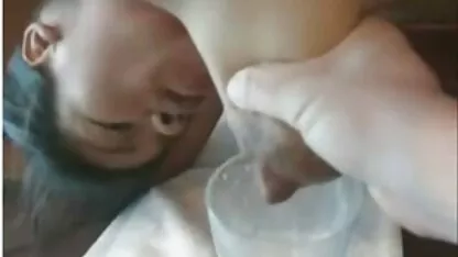 Vieille femme avec de gros seins les meilleurs film pornographique serrait ses mamelons